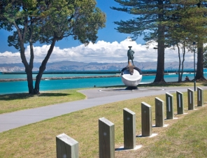 Gisborne Statue